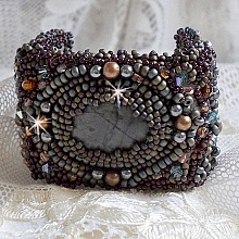 Bracelet Long Brown Picasso avec un cabochon Jaspe Picasso orn&eacute; de rocailles en verre de qualit&eacute; et tailles diff&eacute;rentes, toupies, perles rondes nacr&eacute;es filigran&eacute;es et lisses. Un style Ethnique